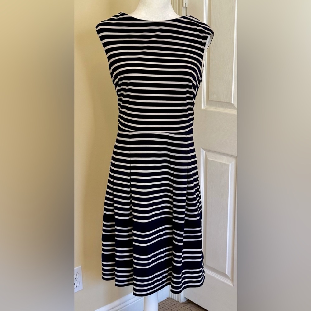 American Living black and white pull on dress Sz 8 Like new!